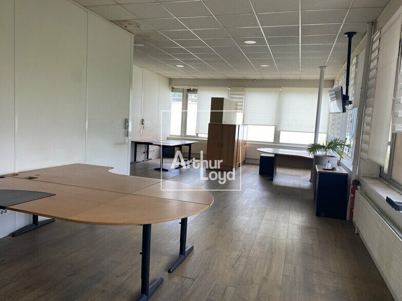 Light Industrial in Ris-Orangis to rent - Interior Photo - Image 3 of 6