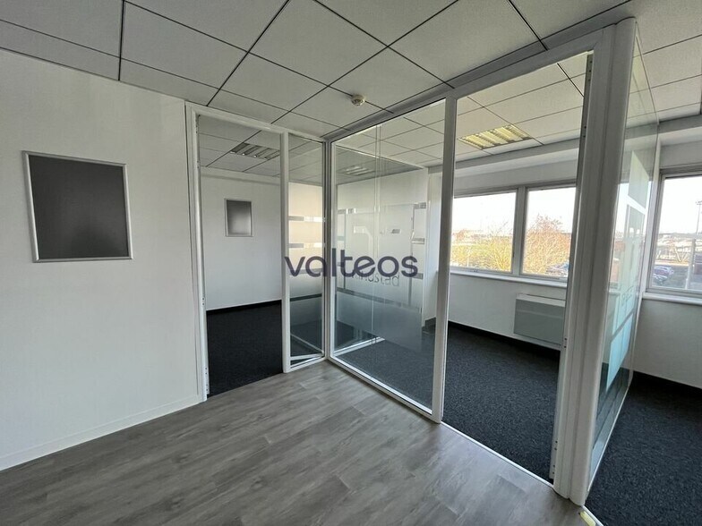 8 Avenue Yves Brunaud, Colomiers to rent - Interior Photo - Image 2 of 7