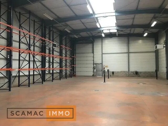 Location Entrepôt 1 617 m² - Photo 1
