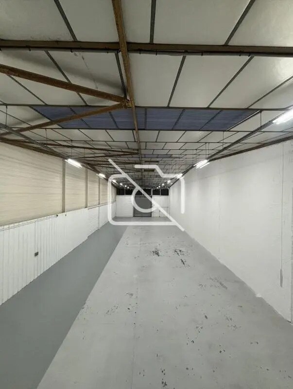 Industrial in Coignières to rent Interior Photo- Image 1 of 8