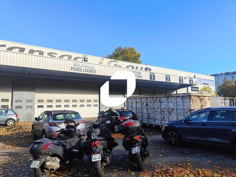 Light Industrial in Villeneuve-la-Garenne to rent - Building Photo - Image 2 of 6