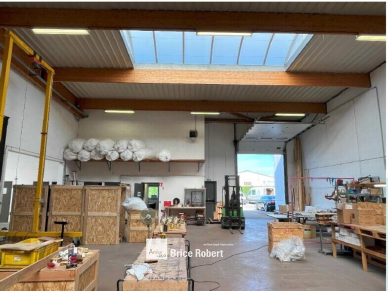 Light Industrial in Décines-Charpieu to rent - Interior Photo - Image 3 of 8