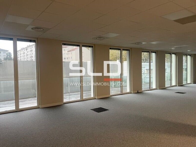 70 A Cours Tolstoï, Villeurbanne to rent - Interior Photo - Image 3 of 9