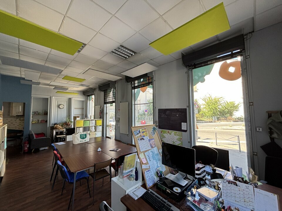 Retail in Lyon 9 to rent Interior Photo- Image 1 of 12