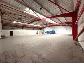 Peverel Dr, Milton Keynes to rent Interior Photo- Image 2 of 2