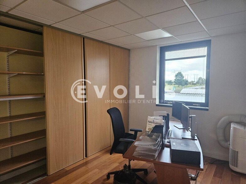 Office in Les Ulis to rent - Interior Photo - Image 2 of 16
