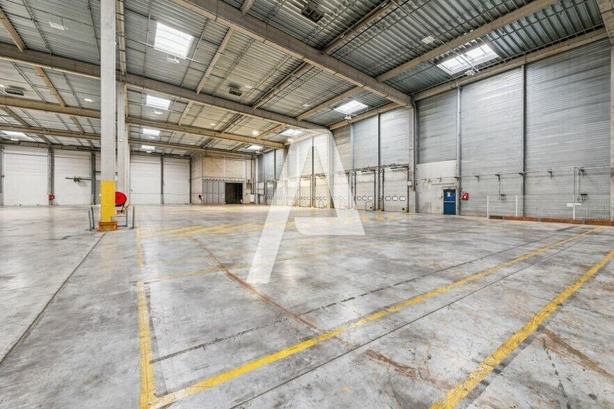 Industrial in Moissy-Cramayel to rent - Building Photo - Image 2 of 4