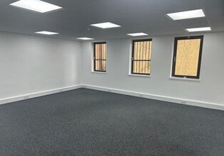 58 Station Rd, Harrow to rent Interior Photo- Image 2 of 6