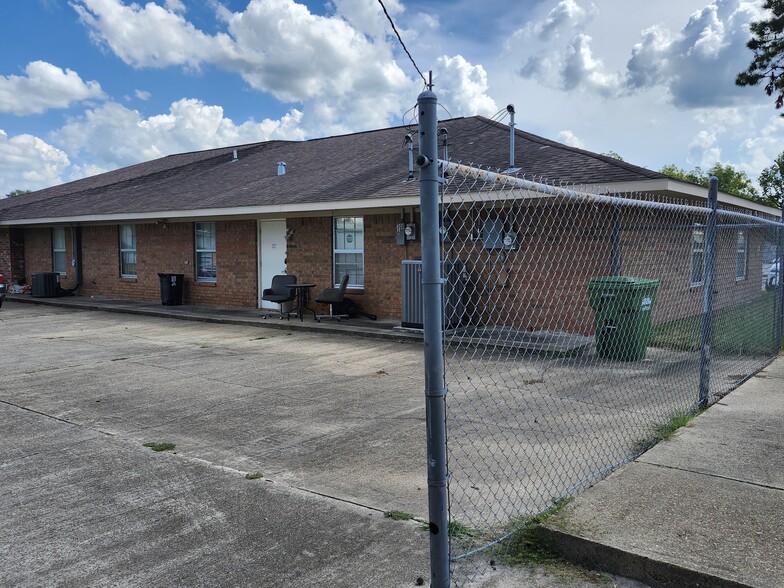 308 Belcher St, Cleveland, TX for rent - Building Photo - Image 3 of 7