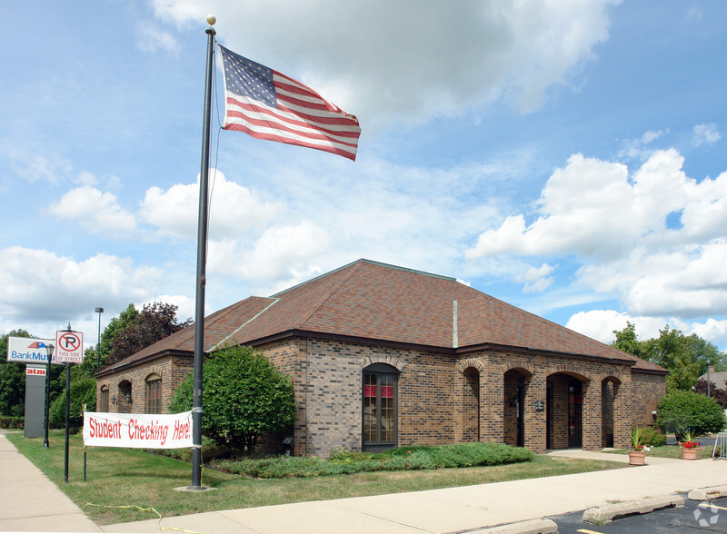 330 N Broadway, De Pere, WI for sale - Primary Photo - Image 1 of 126