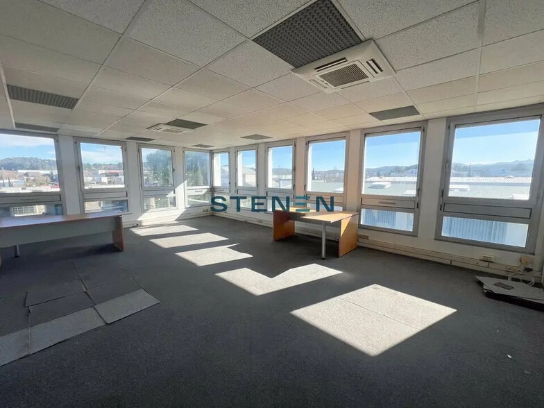 Office in Aix-en-Provence to rent - Interior Photo - Image 1 of 3