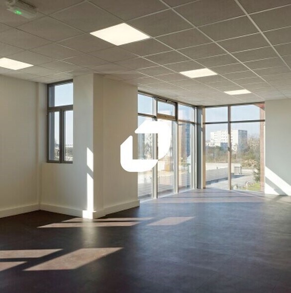7-11 Allée Des Carrieres, Le Blanc-Mesnil to rent - Building Photo - Image 2 of 5
