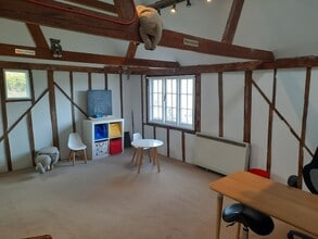 Broadway Road, Lightwater to rent Interior Photo- Image 2 of 6