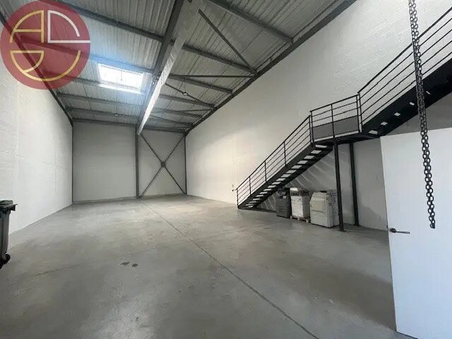 Location Entrepôt 592 m² - Photo 1