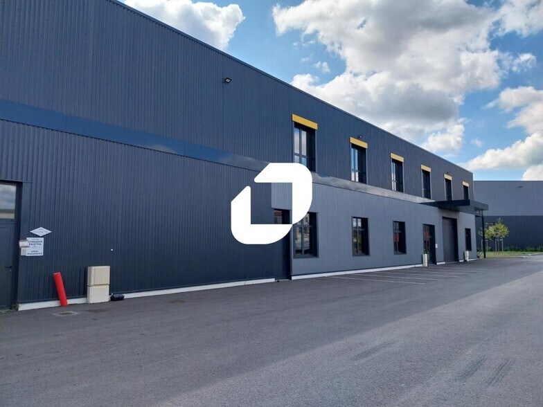 Light Industrial in Neuville-sur-Saône to rent - Building Photo - Image 1 of 8