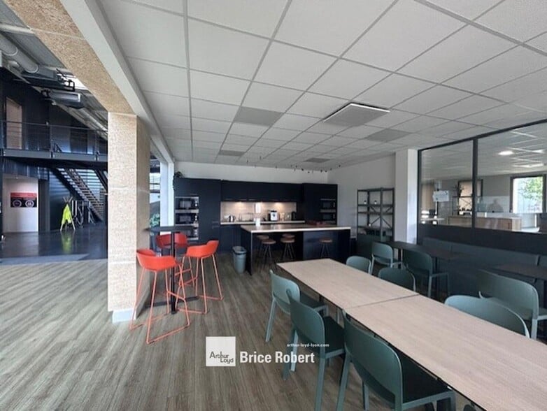 14 Rue Marcel Dassault, Genas to rent - Interior Photo - Image 3 of 10