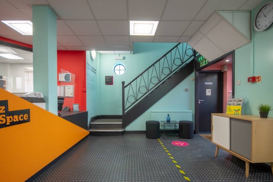 4-6 Wadsworth Rd, Greenford to rent - Interior Photo - Image 3 of 8