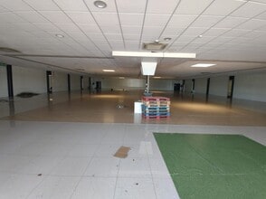 Retail in Corbeil-Essonnes to rent Interior Photo- Image 2 of 6