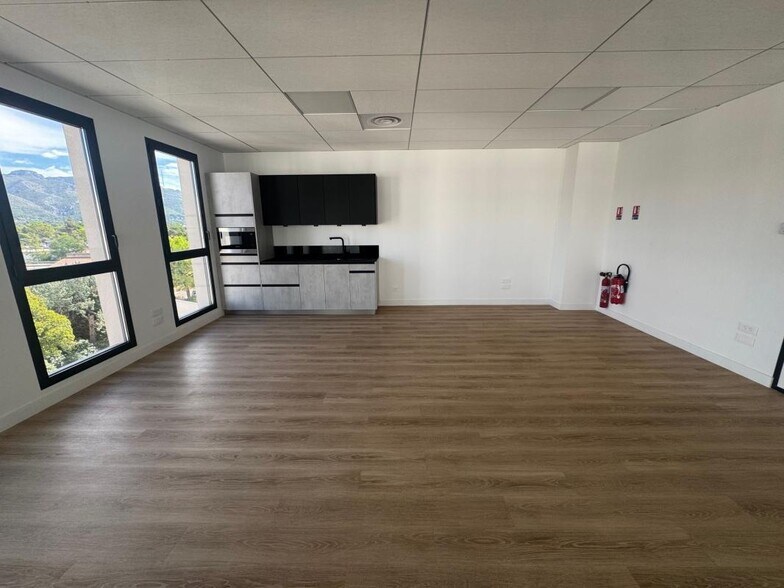 Office in Aubagne to rent - Interior Photo - Image 2 of 7