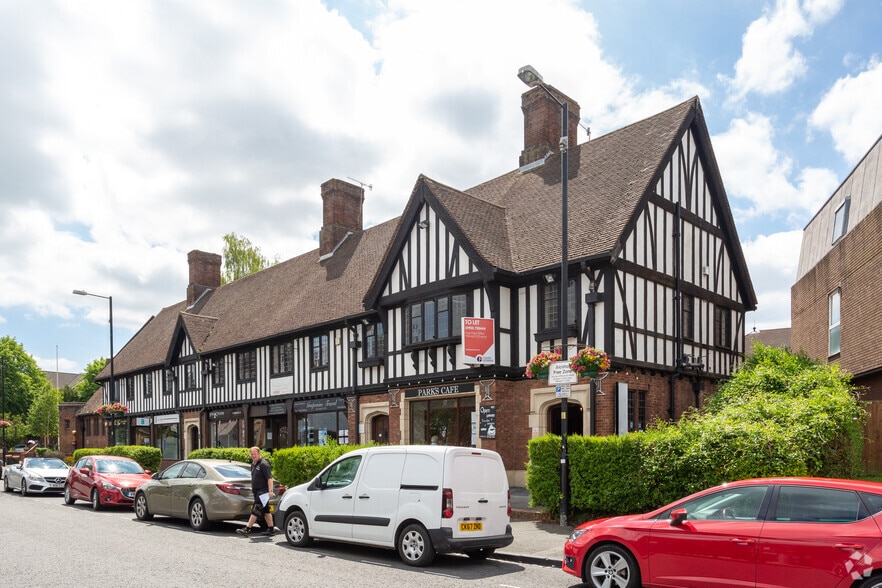 12 Victoria Square, Droitwich to rent - Primary Photo - Image 1 of 4