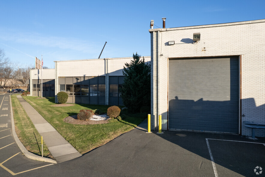 301 Mayhill St, Saddle Brook, NJ for rent - Building Photo - Image 3 of 6