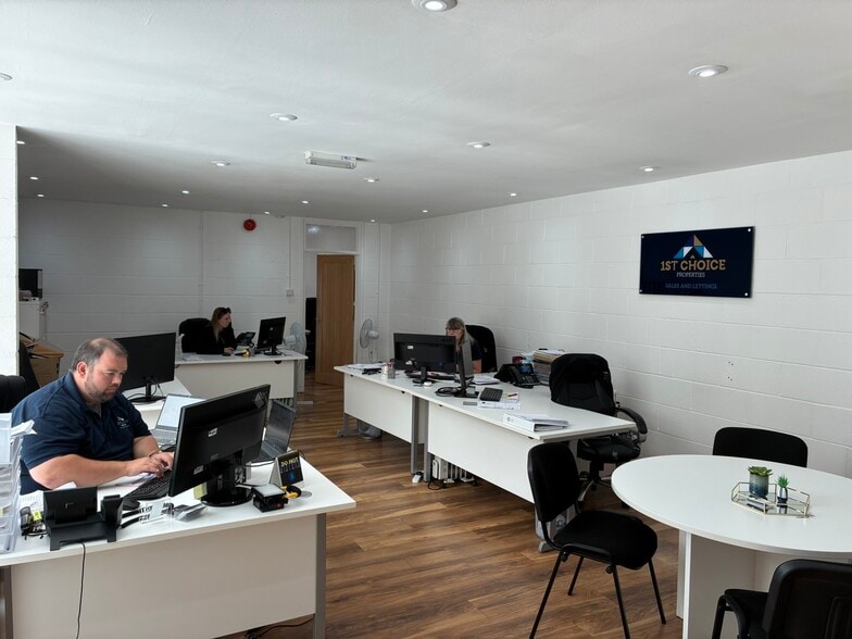 Constantine Way, Milton Keynes to rent - Building Photo - Image 2 of 8