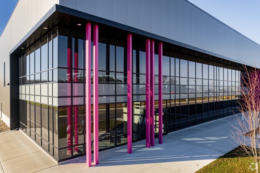 4120 Russell Rd, Ottawa, ON to rent - Building Photo - Image 3 of 14