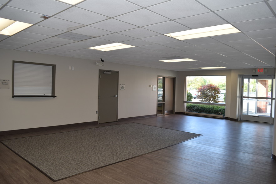 39500 W Ten Mile Rd, Novi, MI for rent - Interior Photo - Image 2 of 6