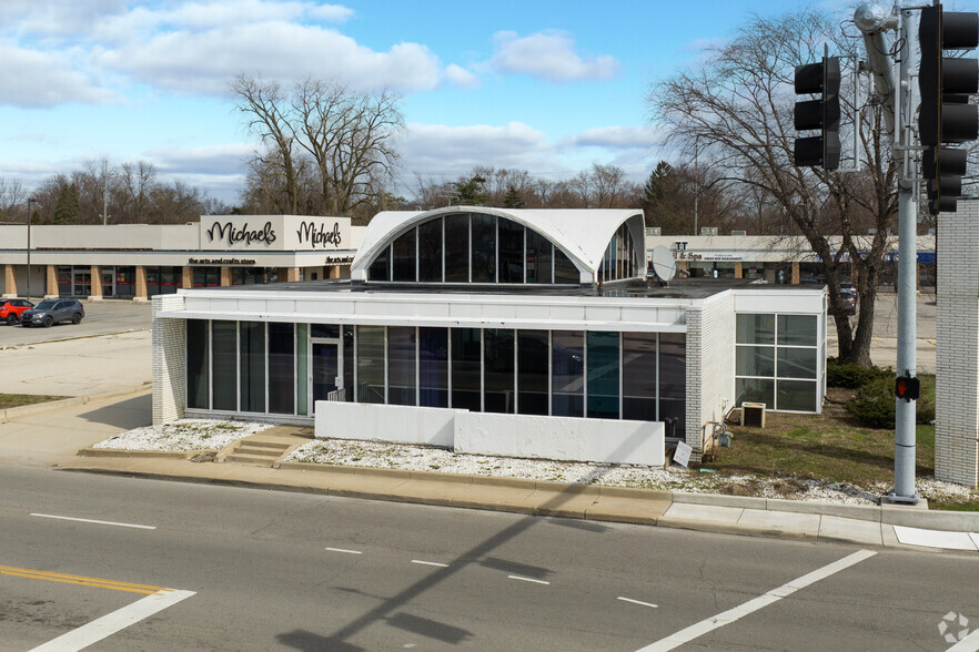 5072 Monroe St, Toledo, OH for rent - Primary Photo - Image 1 of 5