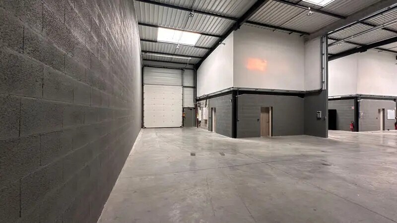 Light Industrial in Chassieu to rent Building Photo- Image 1 of 10