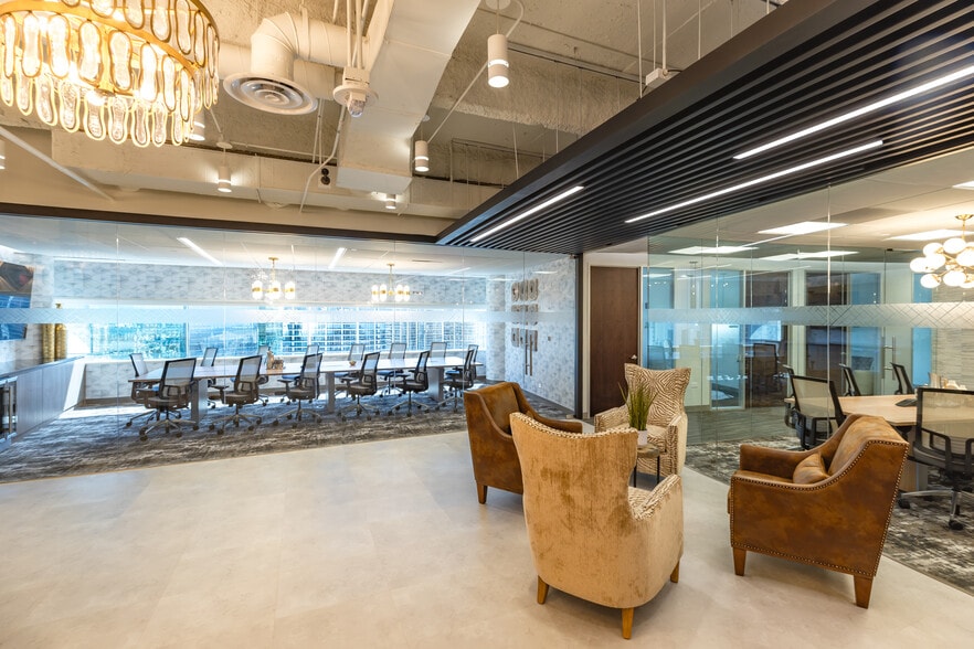 100 SE 2nd St, Miami, FL to rent - Lobby - Image 3 of 9