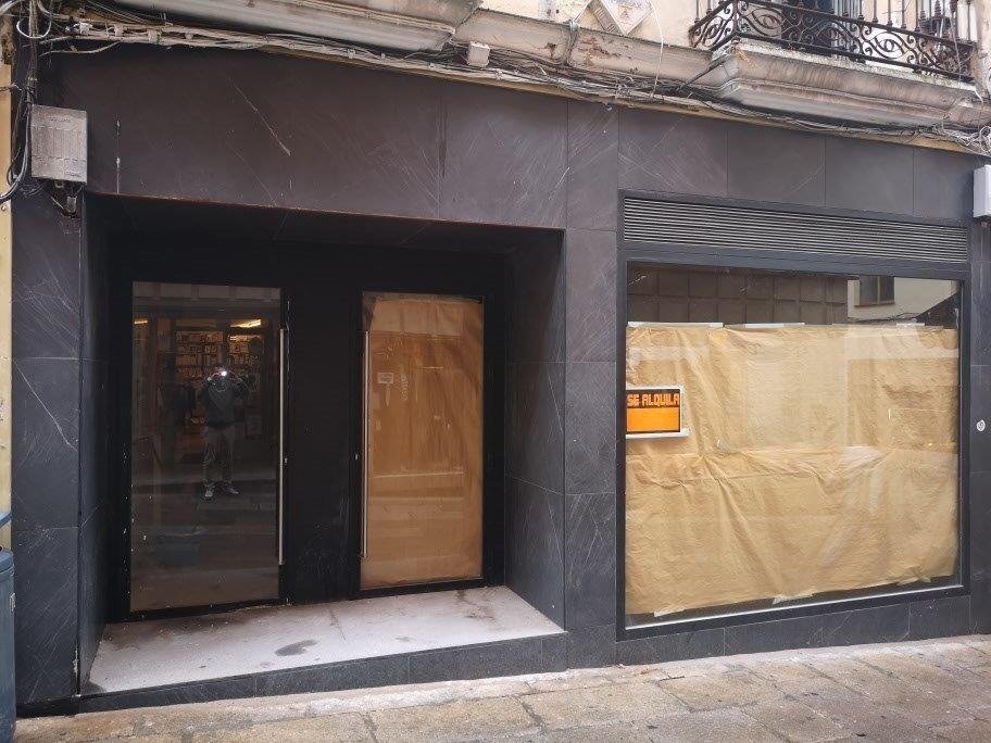 Retail in Cáceres, Cáceres to rent Primary Photo- Image 1 of 10