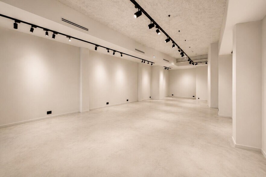 Retail in Marseille to rent - Interior Photo - Image 2 of 6