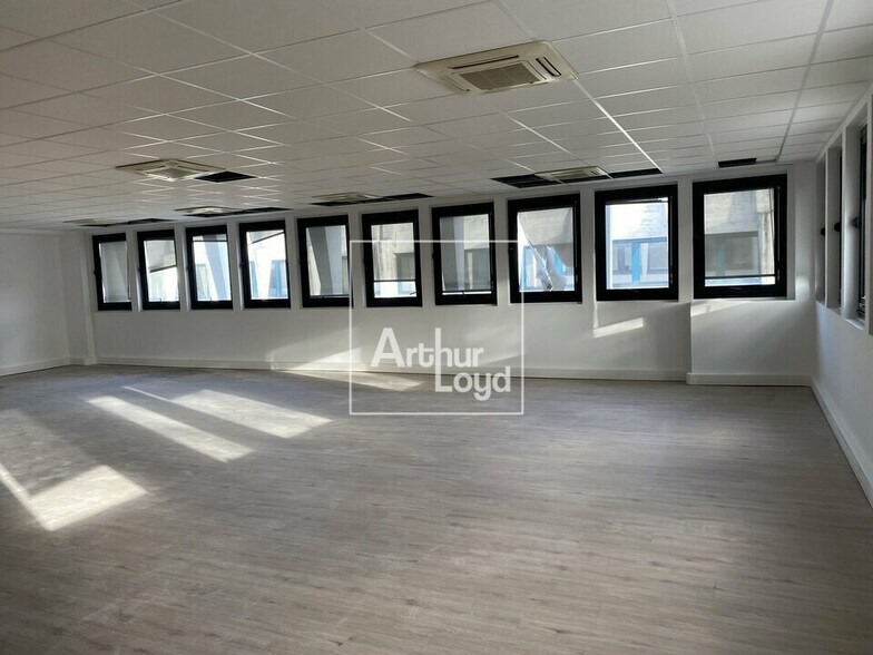 Light Industrial in COURCOURONNES to rent - Interior Photo - Image 2 of 7