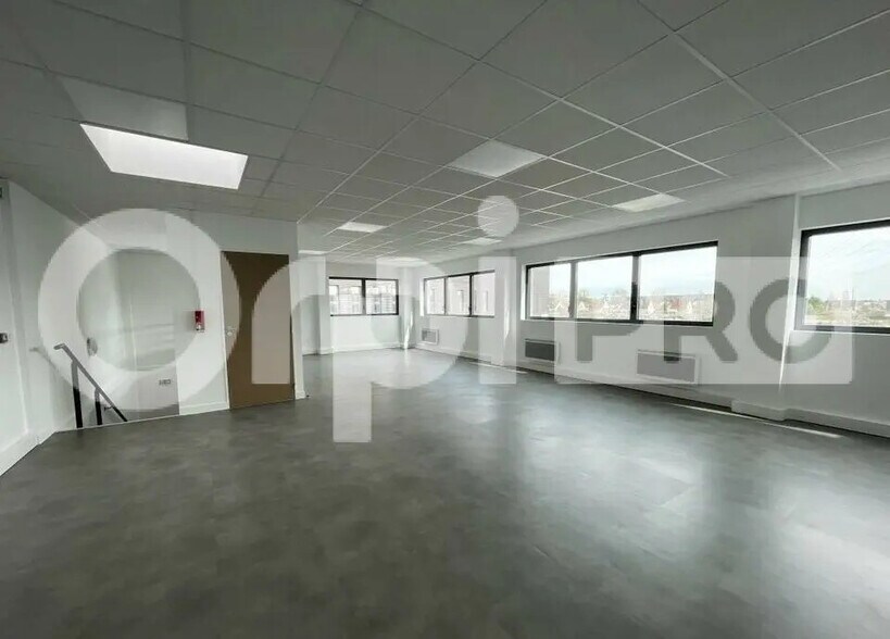 Light Industrial in Corbeil-Essonnes to rent - Interior Photo - Image 2 of 9