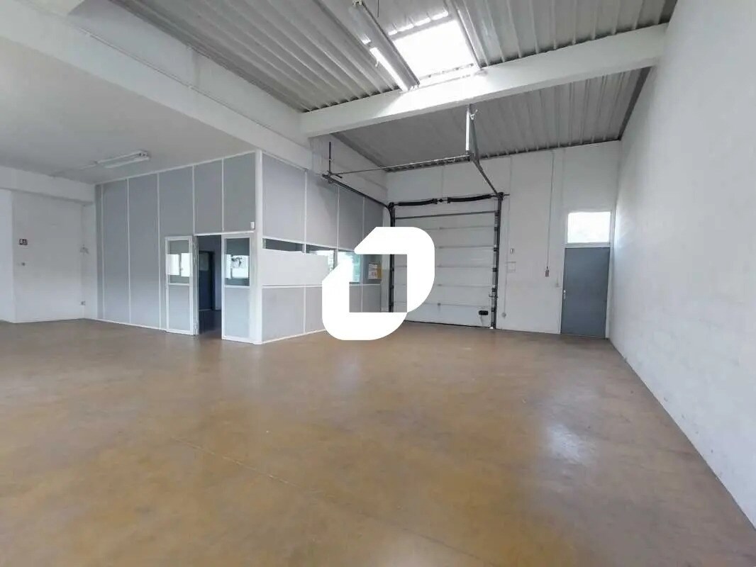 Light Industrial in Trappes to rent Interior Photo- Image 1 of 9