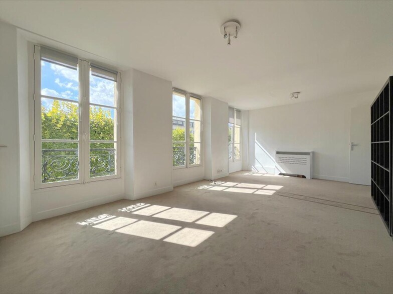 Office in Versailles to rent - Interior Photo - Image 2 of 11