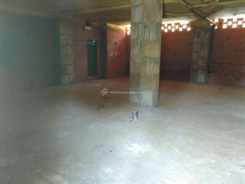 Retail in Cáceres, Cáceres to rent - Building Photo - Image 1 of 8