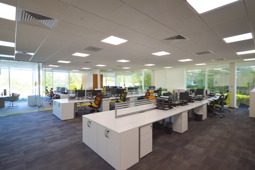 Rockingham Dr, Milton Keynes to rent - Building Photo - Image 3 of 8
