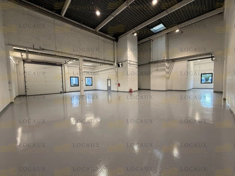 Office in Gennevilliers to rent - Primary Photo - Image 1 of 30