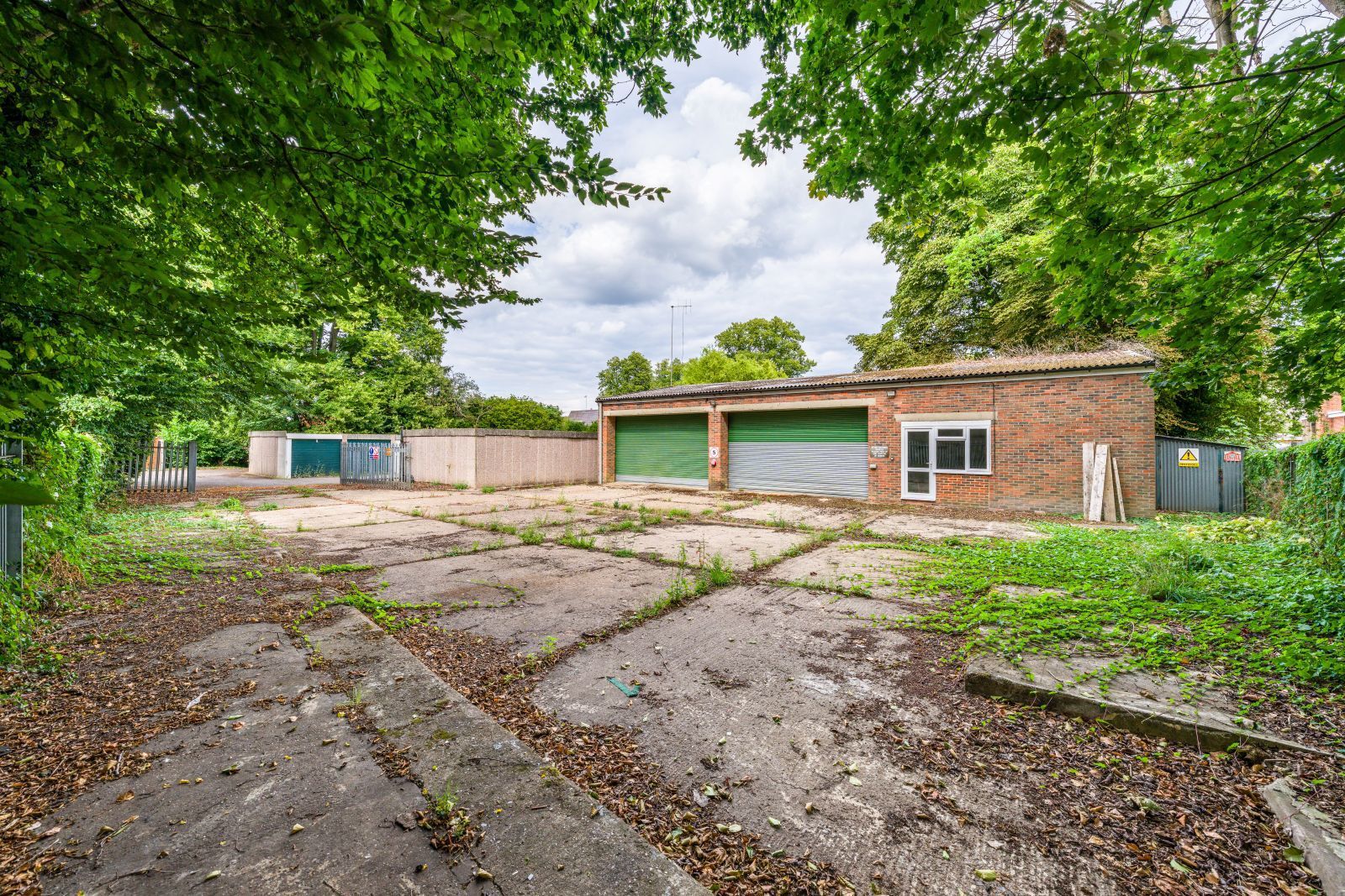 40-42 St. Martins Close, East Horsley for sale Primary Photo- Image 1 of 8