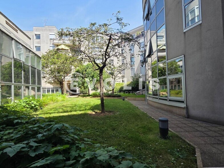 Office in Le Kremlin-Bicêtre to rent - Building Photo - Image 2 of 11