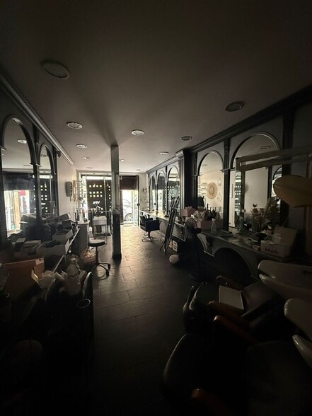 Retail in Paris to rent - Interior Photo - Image 2 of 9