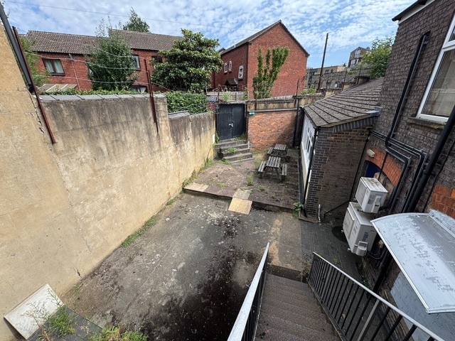 10 Dudley St, Luton to rent - Building Photo - Image 2 of 2