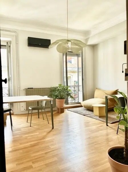 Retail in Montpellier to rent Interior Photo- Image 1 of 8