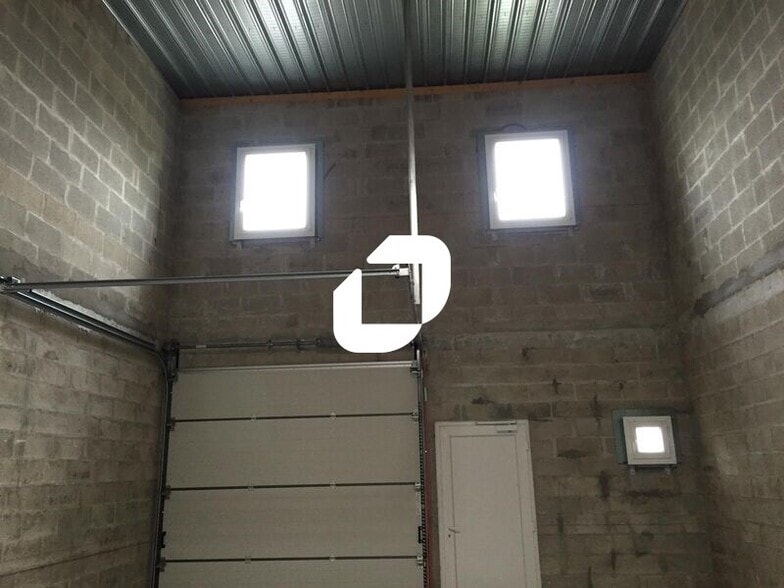 Light Industrial in Saint-Soupplets to rent - Interior Photo - Image 1 of 1