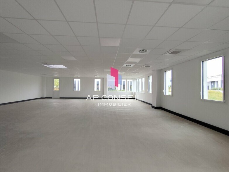 Light Industrial in Élancourt to rent - Interior Photo - Image 3 of 9