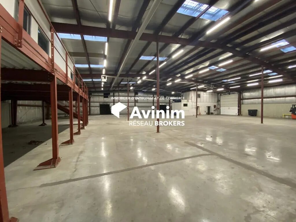 Vente Entrepôt 2 100 m² - Photo 1