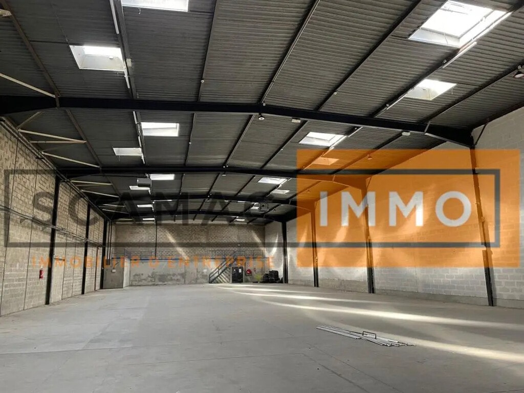Location Entrepôt 1 410 m² - Photo 1
