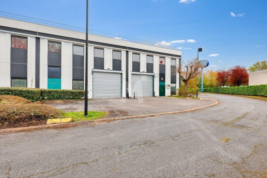 Light Industrial in Verrières-le-Buisson to rent - Building Photo - Image 1 of 9